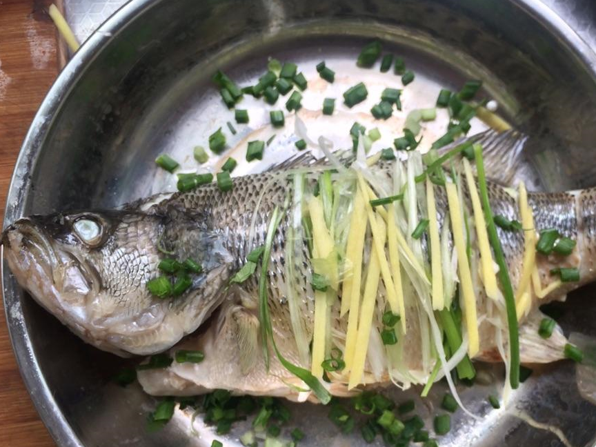 清蒸鲈鱼的烹饪技巧