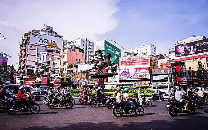 越南胡志明市在越南什么位置？
