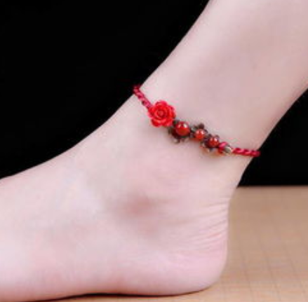女人脚踝戴红绳什么意思 脚踝戴红绳的寓意是什么