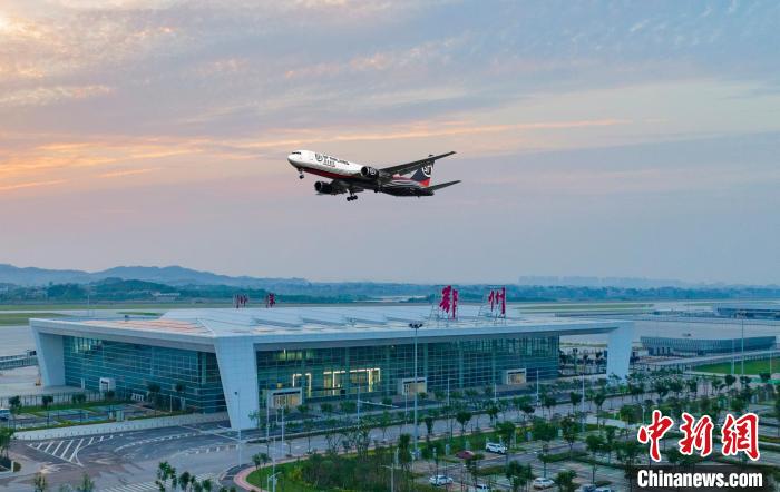 （聚焦中国高质量发展）亚洲首个专业货运机场投运一年：枢纽功能渐显现