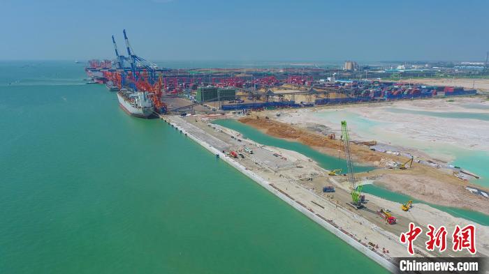 广西北部湾港建设蹄疾步稳 两个15万吨级泊位主体完工
