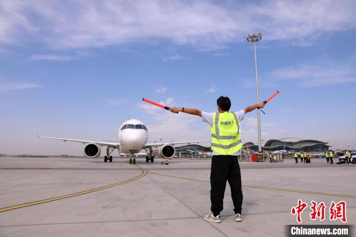 C919大型客机飞抵乌鲁木齐 国产客机新疆演示飞行全面展开