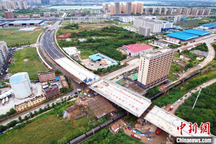 武汉一座不对称桥梁成功转体跨越京广铁路线