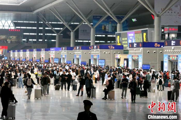 国铁集团郑州局假期发送旅客600.5万人次 刷新日发送客流历史纪录