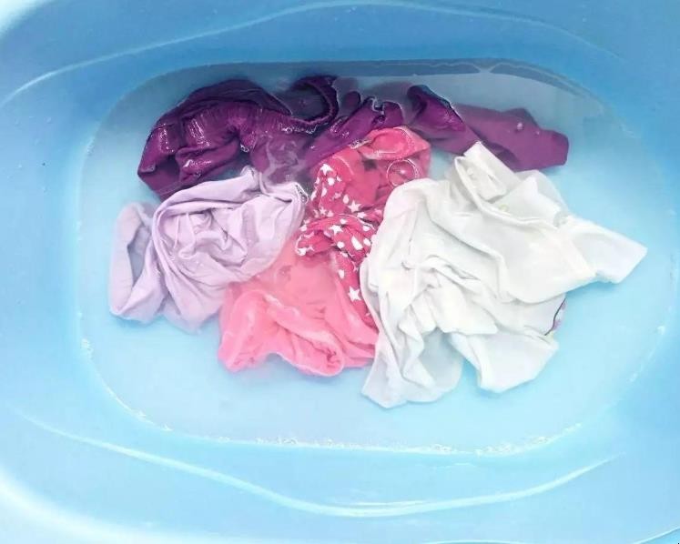 衣服放一年发黄了怎么洗 粉色衣服发黄用什么方法可以洗掉