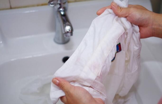 衣领上的粉底液怎么洗 衣领沾粉底液怎么洗