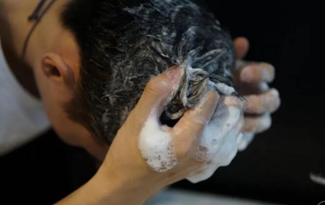 起泡胶弄到头发上怎么才能弄下来 起泡胶弄到头发上怎么去掉