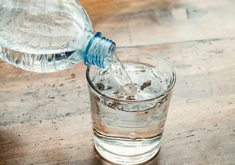 正常人一天喝多少水 一天喝4000毫升水会伤肾吗