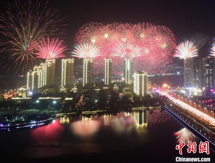 湖南浏阳举行国际花炮文化节 全球顶尖焰火燃放队伍赛创意