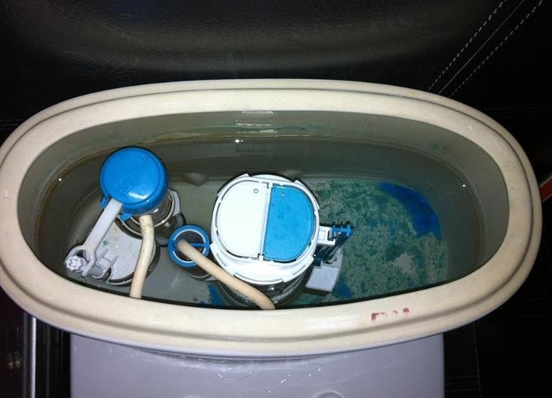 马桶水箱漏水怎么处理 马桶漏水怎么办教你自动修理