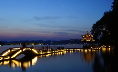 西湖适合白天去还是夜晚去 杭州西湖可以夜游吗